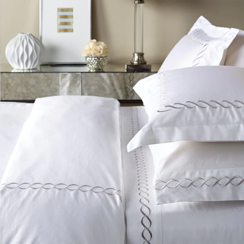 Exquisito set di coperture per trapunta per hotel ricamato in argento set di cotone puro 330t