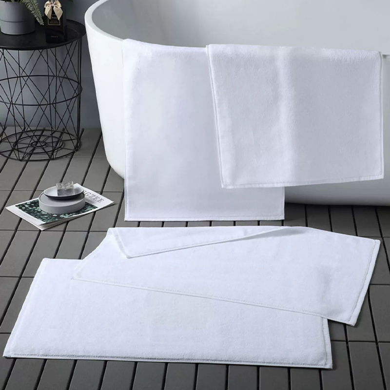 Tappetino da bagno in cotone bianco e filo bianco.